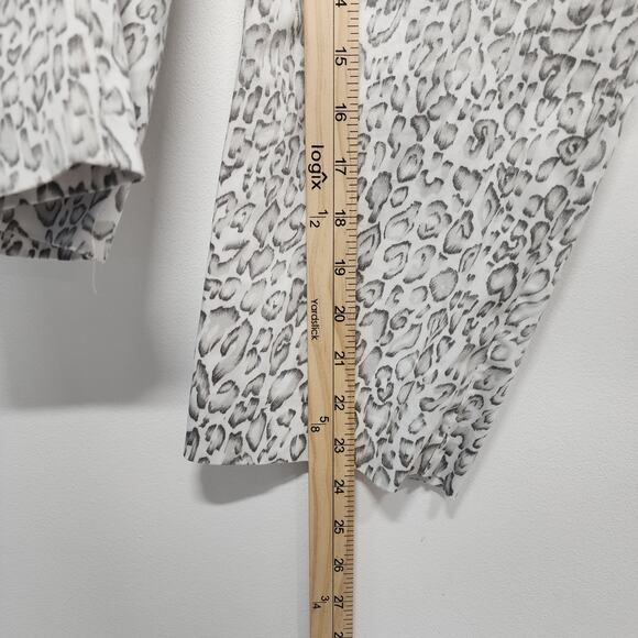 Chicos 1 Cropped Leopard Pants Size M 8 Lightweight Gray Side Zip Cotton Blend - Picture 7 of 11